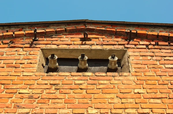 Tres aisladores de línea eléctrica en la pared de ladrillo de la antigua subestación eléctrica —  Fotos de Stock