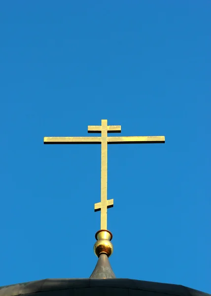 Cruz de oro en la parte superior de la cúpula de la iglesia ortodoxa rusa — Foto de Stock