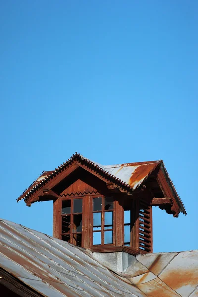 Stare okna drewniane poddasza na dach metalowy — Zdjęcie stockowe
