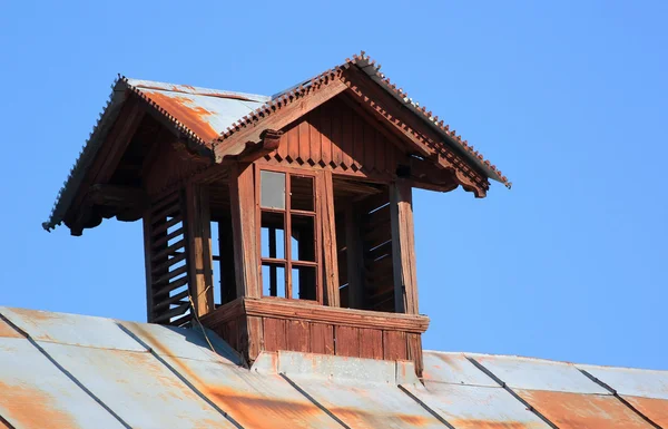 Stare okna drewniane poddasza na dachu — Zdjęcie stockowe