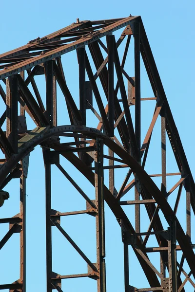 Dettaglio di vecchio ponte in metallo arrugginito su sfondo cielo blu — Foto Stock