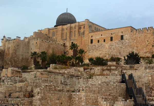 Cúpula de Al-Musalla Al-Qibli Al-Aqsa - a maior mesquita de Jerusalém — Fotografia de Stock