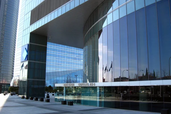 西班牙马德里 2016年3月13日 托雷斯商业区的现代摩天大楼 普华永道和亚太次级作物减贫中心大楼是全国最高的支撑物 — 图库照片