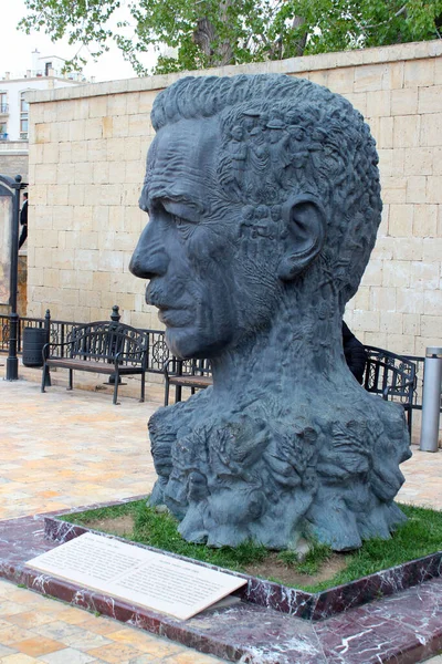 Baku Azerbaijan April 2017 Sculpture Head Aliaga Vahid Old City — Zdjęcie stockowe