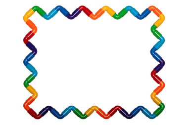 Gökkuşağı renkli plastik borular, beyaz arka planda izole edilmiş bükme şekilleri