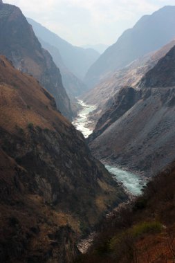 Dünyanın en derin vadilerinden birinin merkezi, Yunnan, Güney Çin 'deki Kaplan Sıçrayan Geçidi.