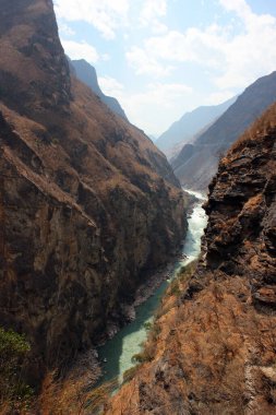 Dünyanın en derin vadilerinden birinin merkezi, Yunnan, Güney Çin 'deki Kaplan Sıçrayan Geçidi.