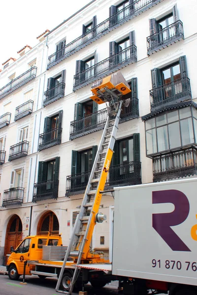 Madrid Espagne Décembre 2016 Livraison Grands Objets Depuis Appartement Balcon — Photo