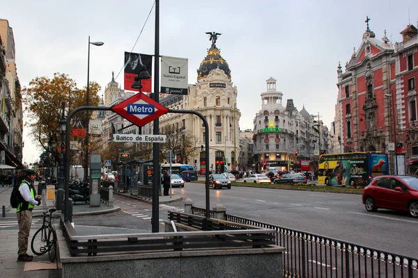 スペイン マドリード 2016年12月14日 スペイン銀行の看板市内中心部のグランビア通りにあるマドリード地下鉄駅 — ストック写真