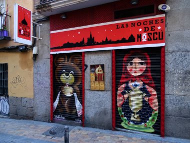 Madrid, İspanya - 18 Aralık 2016: Las Noches de Moscu, or Moscow Nights, Tribunal Metro istasyonu yakınlarındaki Madrid şehir merkezinde bir Rus ve Avrupa restoranı.