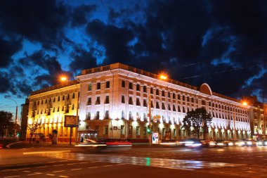 Minsk, Belarus - 14 Temmuz 2017: Alacakaranlıktaki Bağımsızlık Bulvarı, Belarus 'un tarihi başkentinde bulunan şehrin ana caddesi ve önemli simgesi.