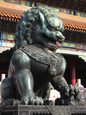 Pekin, Çin - 10 Kasım 2010: Yasak şehrin güneyindeki ikinci büyük kapı olan Yüksek Uyum Kapısı 'nda koruyucu aslan heykeli.