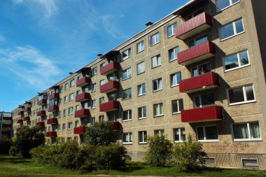 Tallinn, Estonya - 8 Temmuz 2017: Pohja-Tallinn idari bölgesinin bir alt bölgesi olan Pelgulinn 'de Sovyet tarzı beş katlı evler.