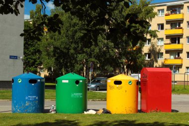 Tallinn, Estonya - 8 Temmuz 2017: Pohja-Tallinn idari bölgesinin bir alt bölgesi olan Pelgulinn 'de farklı türde atık için dört çöp kutusu.