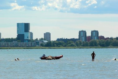 Tallinn, Estonya - 8 Temmuz 2017: Stroomi Sahili, Tallinn 'in kuzeyinde çocuk dostu bir kumlu yüzme plajı.