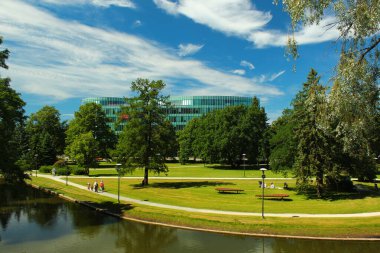Tallinn, Estonya - 8 Temmuz 2017: Toompark, Toompea tepesinin batı yakasında bir halk parkı. Yeşil çimenleri ve Snelli göleti yerel halk ve turistler arasında popüler eğlence yerleridir..