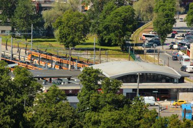 Tallinn, Estonya - 8 Temmuz 2017 Tallinn Baltık İstasyonu, Tallinn 'deki ana tren istasyonu. Tüm yerel banliyö, şehirlerarası ve uluslararası trenler istasyondan ayrılıyor..