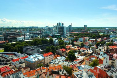 Tallinn, Estonya - 8 Temmuz 2017: Oleviste kilisesinden Sokos Hotel Viru ile şehir merkezinin görüntüsü.
