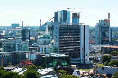 Tallinn, Estonya - 8 Temmuz 2017: Oleviste kilisesinden Sokos Hotel Viru ile şehir merkezinin görüntüsü.