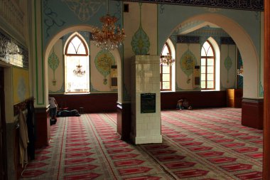 Tiflis, Gürcistan - 19 Haziran 2016: Tepedeki Tiflis Merkez Jumah Camii 'nin içi, Narikala Kalesi ve Ulusal Botanik Bahçesi' nin altı ve Sülfür Hamamları 'nın üstü..