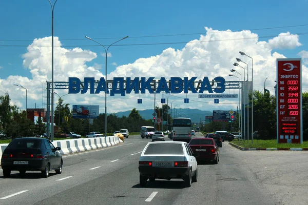 ロシアのウラジカフカス 2016年6月12日 ロシアの北オセチア共和国の首都ウラジカフカスでの歓迎サイン — ストック写真