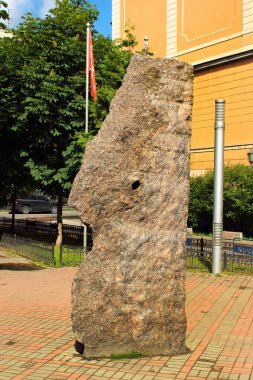 Saint Petersburg, Rusya - 6 Temmuz 2017: Bir Delik Anıtı, en tuhaf anıtlardan biri, ortasında düzgün bir delik olan dev bir granit taş. 1996 'da Dukhovny ve Ivanov tarafından yaratıldı..