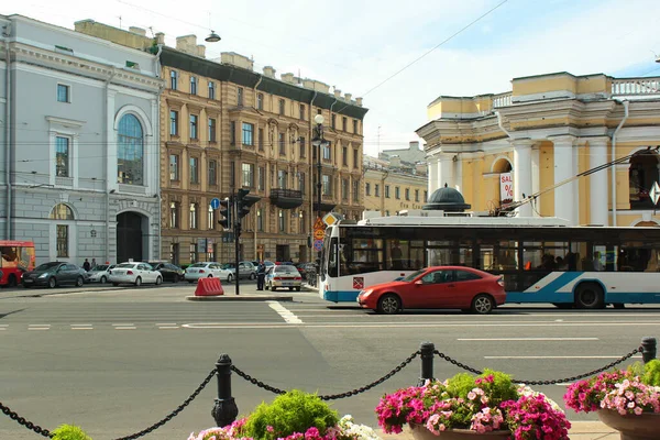 俄罗斯圣彼得堡 2017年7月5日 城市的主要街道 繁忙的涅夫斯基展望 这个城市的大部分购物和夜生活都在上面 或者就在外面 — 图库照片