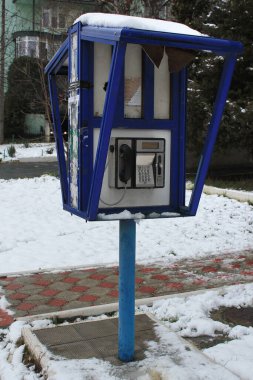 Chisinau, Moldova - 18 Aralık 2017: Ulusal telekom operatörü Moldtelecom 'un kartlı ankesörlü telefonu.