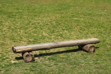 Ahşap kütükler yeşil çimlerin üzerinde bank