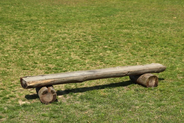 Ahşap kütükler yeşil çimlerin üzerinde bank
