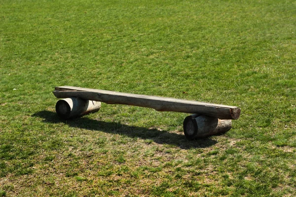 Ahşap kütükler yeşil çimlerin üzerinde bank