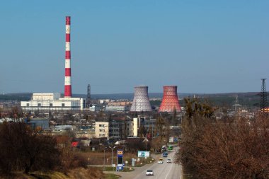 Kharkiv, Ukrayna - 11 Nisan 2015: Kharkiv TEC-5, Kharkiv yakınlarında 540 MW 'lık elektrik kapasitesine sahip birleşik bir ısı ve elektrik santrali. 330 metre yüksekliğinde bacası ve 81 metre yüksekliğinde soğutma kuleleri vardır.