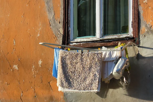城市街道上挂着洗衣店的旧窗户 — 图库照片