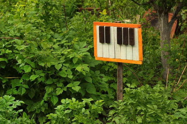Decoratieve Pianotoetsen Een Tuin — Stockfoto