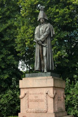 Riga, Letonya - 10 Temmuz 2017: Rusya İmparatorluğu 'nun Napolyon savaşlarında savaş bakanı Mareşal Mikhail Barclay de Tolly anıtı. Anıt Riga 'ya 1913 yılında dikildi..