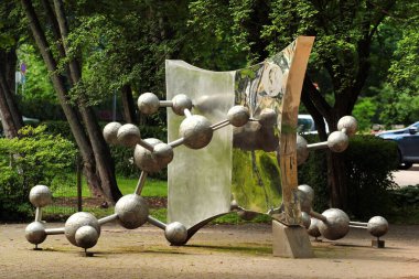 Riga, Letonya - 10 Temmuz 2017: Letonya Üniversitesi Biyoloji Fakültesi dışında Letonya doğumlu kimyager Paul Walden Anıtı. Walden Inversion 'ı betimliyor, bir kötü asit molekülünün iki optik antipodu..