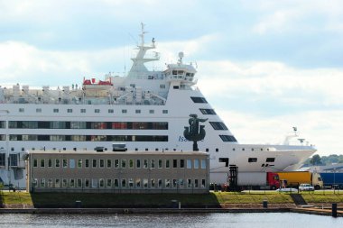 Riga, Letonya - 10 Temmuz 2017: Riga Limanı 'ndaki Daugava nehri üzerindeki Tallink Şirketi' nden Cruiseferry MS Isabelle. Tallink Grubu, Kuzey Baltık Denizi bölgesinde yolcu taşımacılığı ve kargo hizmetleri sağlayıcılığını yürütüyor.