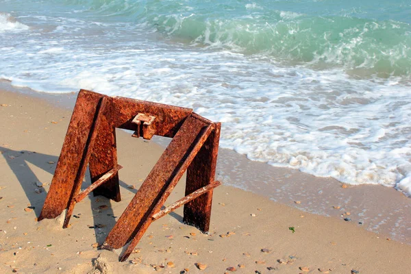 Vecchio Dissuasore Arrugginito Abbandonato Travi Acciaio Rotaie Riva Mare — Foto Stock