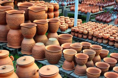 Shrosha, Gürcistan - 18 Haziran 2016: Shrosha 'daki sokak pazarında geleneksel çömlek. El yapımı Qvevri kapları, Georgias UNESCO tarafından listelenen şarap yapma geleneğinin temelidir..