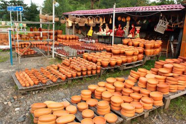 Shrosha, Gürcistan - 18 Haziran 2016: Shrosha 'daki sokak pazarında geleneksel çömlek. El yapımı Qvevri kapları, Georgias UNESCO tarafından listelenen şarap yapma geleneğinin temelidir..