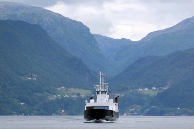 Norveç 'in Hordaland ilçesindeki Skanevik yakınlarında Skanevikfjorden manzarası.