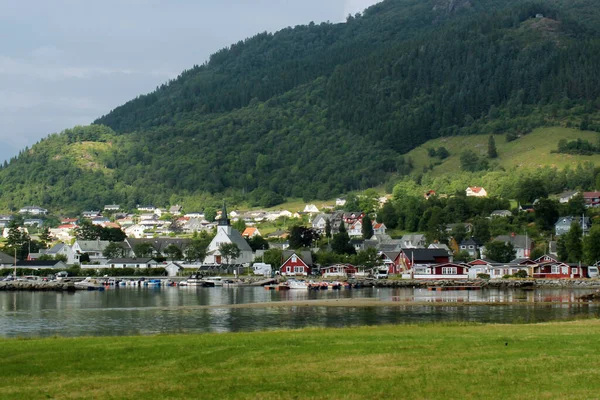 Norveç Vestland Ilçesindeki Kvinnherad Belediyesindeki Uskedal Köyünün Manzarası — Stok fotoğraf