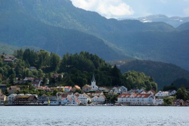Norveç 'in Rogaland ilçesinde Suldal belediyesinin idari merkezi olan Kum Köyü manzarası