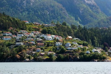 Norveç 'in Rogaland ilçesinde Suldal belediyesinin idari merkezi olan Kum Köyü manzarası