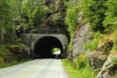 Bisikletli turist bir tünele giriyor, Norveç