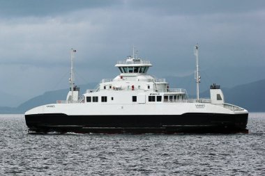 Hjelmeland, Norveç - 15 Haziran 2018: Hjelmeland belediyesinin idari merkezi Nesvik ve Hjelmelandsvagen köyleri arasında Josenfjorden 'den geçen feribot.