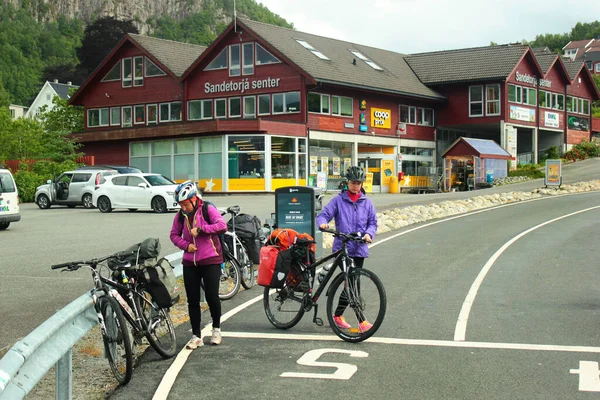Hjelmeland Νορβηγία Ιουνίου 2018 Τουριστικοί Ποδηλάτες Στο Λιμάνι Του Hjelmelandsvagen — Φωτογραφία Αρχείου