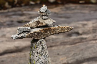 Norveç 'teki Kjerag dağına giden yolda bir taş cairn.