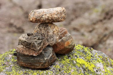 Norveç 'teki Kjerag dağına giden yolda bir taş cairn.