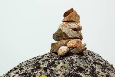 Norveç 'teki Kjerag dağına giden yolda bir taş cairn.
